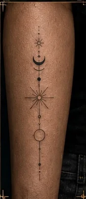 Tatouage fine line sur l'avant-bras : croissant de lune, étoile et soleil alignés