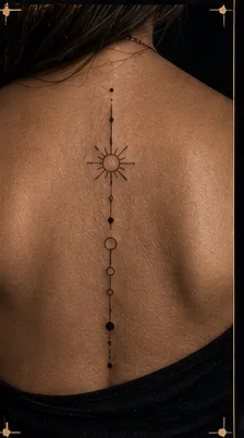 Tatouage fine line le long de la colonne : soleil et cercles en ligne